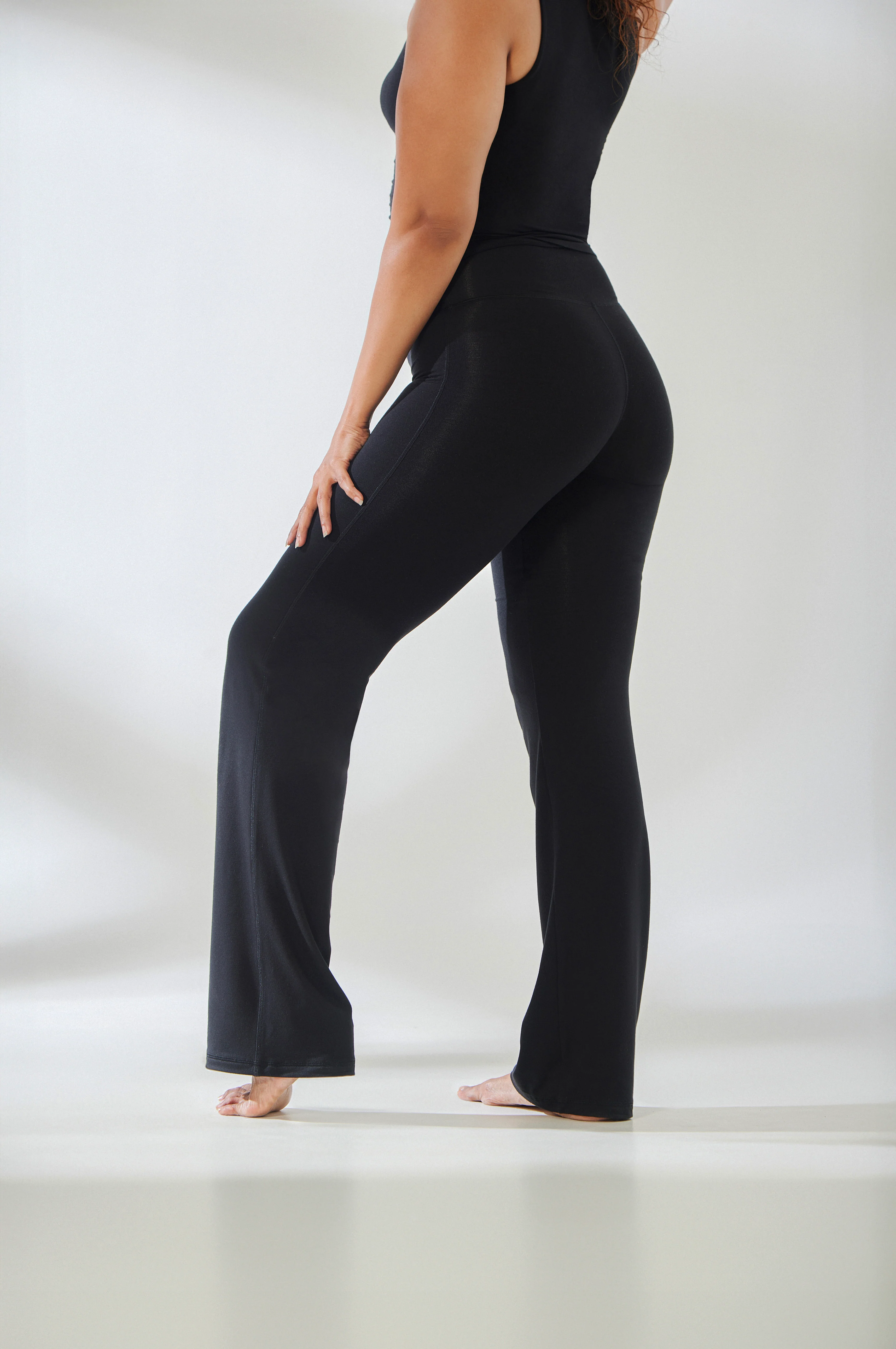 Aero Flared Yoga Pants Midnight Black - Image 3