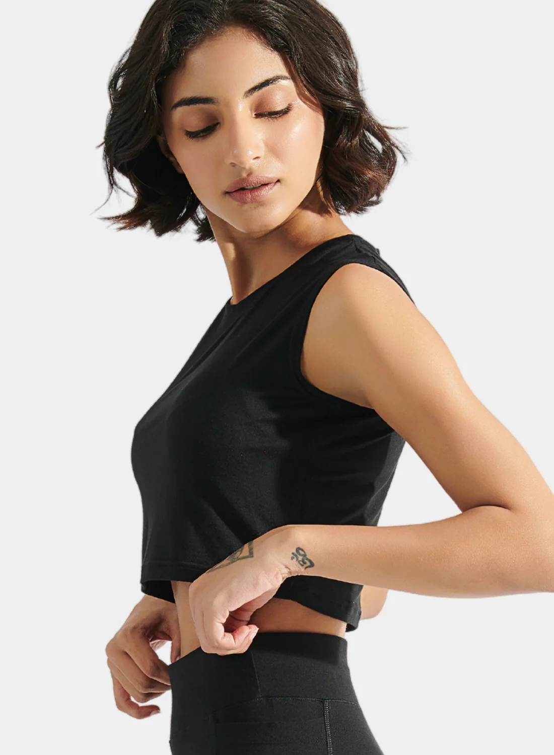 Aero Sleeveless Crop Tee Midnight Black - Image 5